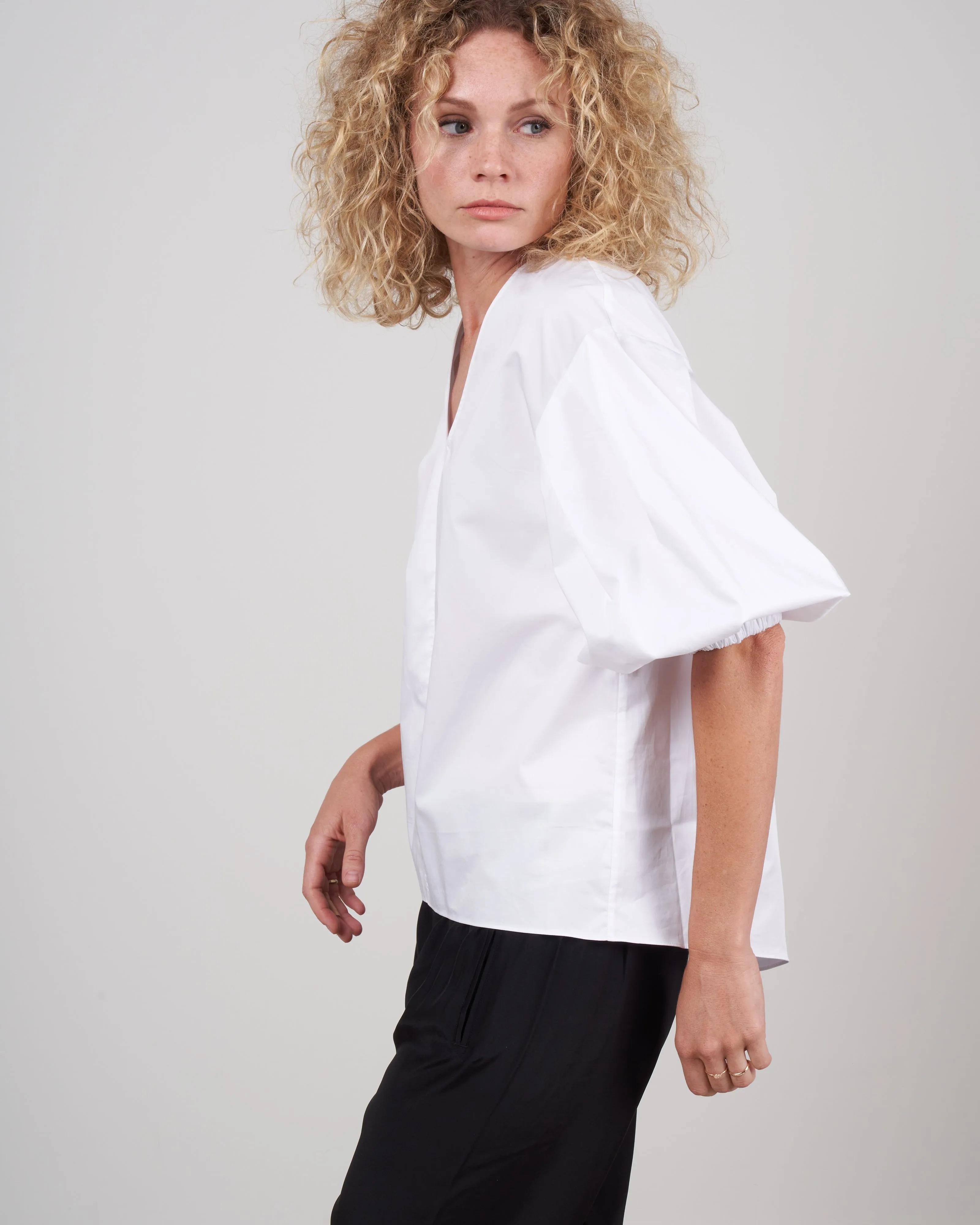 eco poplin v-neck pleated sleeve top - white