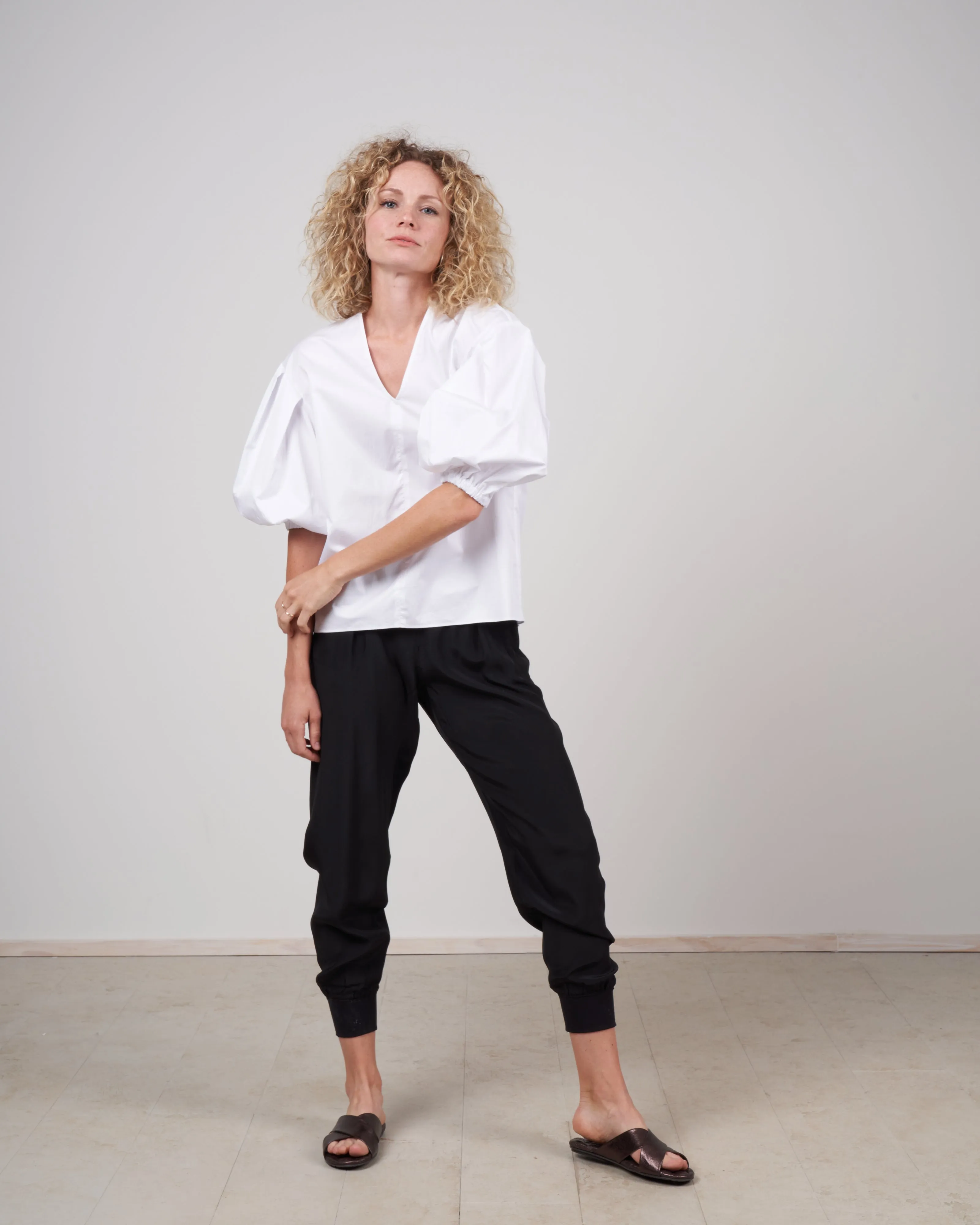 eco poplin v-neck pleated sleeve top - white